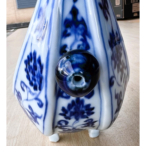 426 - A Chinese blue and white boat shaped 'Pilgrims Flask' decorated with dragon to the body, small bulbo... 