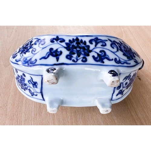 426 - A Chinese blue and white boat shaped 'Pilgrims Flask' decorated with dragon to the body, small bulbo... 