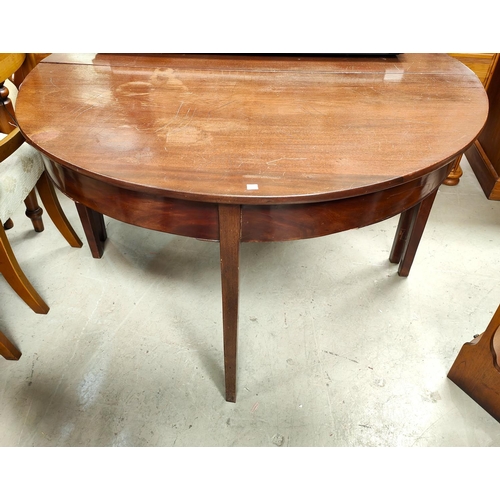 886 - A Georgian mahogany circular dining table formed from 2 demi-lune ends, 1 spare leaf, extended lengt... 