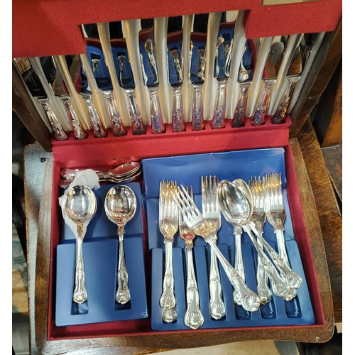 620A - A boxed canteen of cutlery