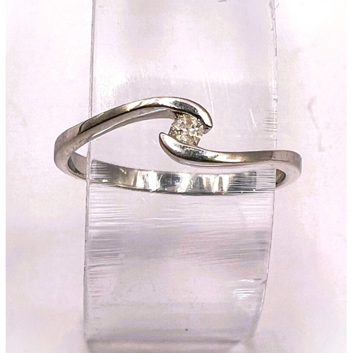 731 - A 9ct white gold single stone ring with split shank, size N