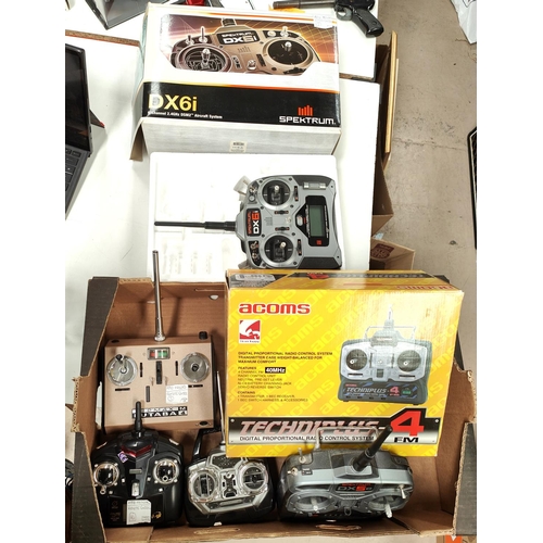 290 - A Spektrum DX6i 6-Channel remote control boxed, a Spektrum DX5e remote control and a selection of ot... 