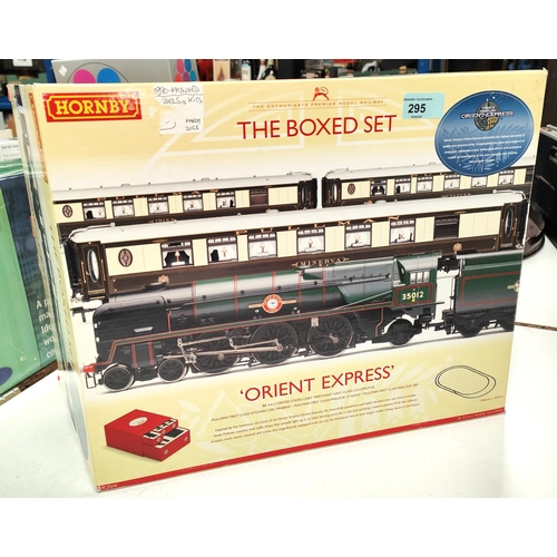 295 - An 'The Boxed Set' Hornby 'Orient Express' Number R1038 BR 4-6-2 'United States Lines' Merchant Navy... 