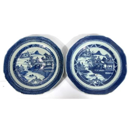 419 - A pair of Chinese blue and white octagonal dishes, diameter 19cm