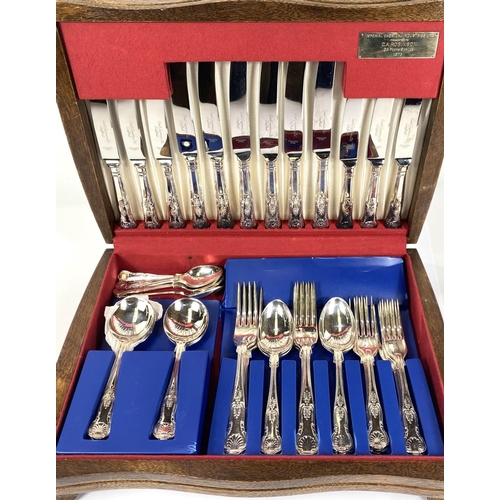 620A - A boxed canteen of cutlery