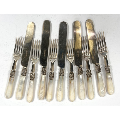 710 - A hallmarked silver part set of 6 dessert forks and 5 knives, with mother-of-pearl handles, Sheffiel... 