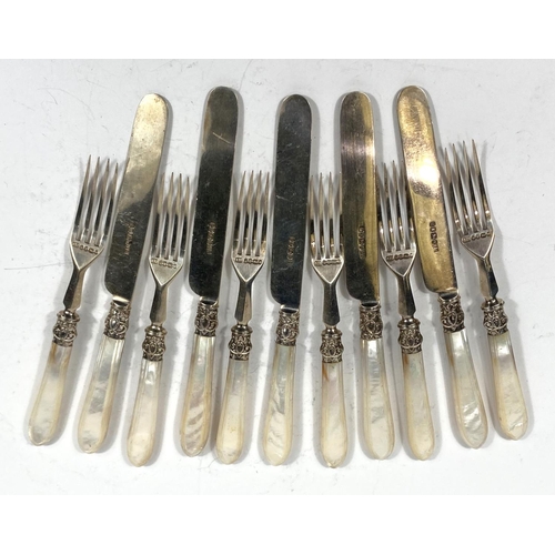 710 - A hallmarked silver part set of 6 dessert forks and 5 knives, with mother-of-pearl handles, Sheffiel... 