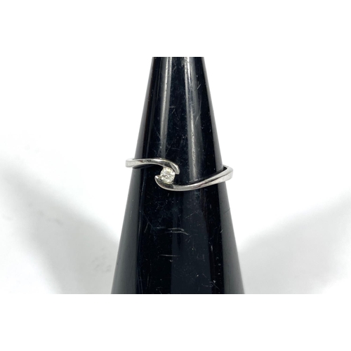 731 - A 9ct white gold single stone ring with split shank, size N