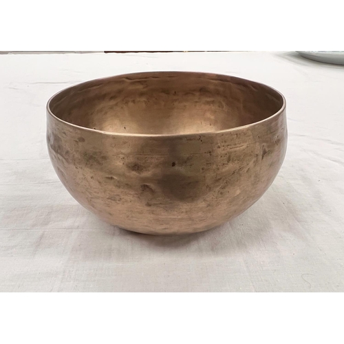 367 - A brass Tibetan singing bowl with circular etching to interior and hammered decoration to body 18.5c... 