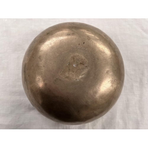 367 - A brass Tibetan singing bowl with circular etching to interior and hammered decoration to body 18.5c... 