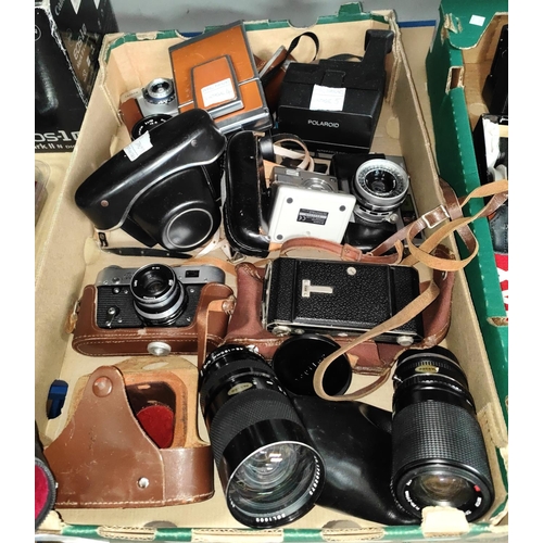 201 - A selection of vintage camera equipment including lenses, cameras etc 