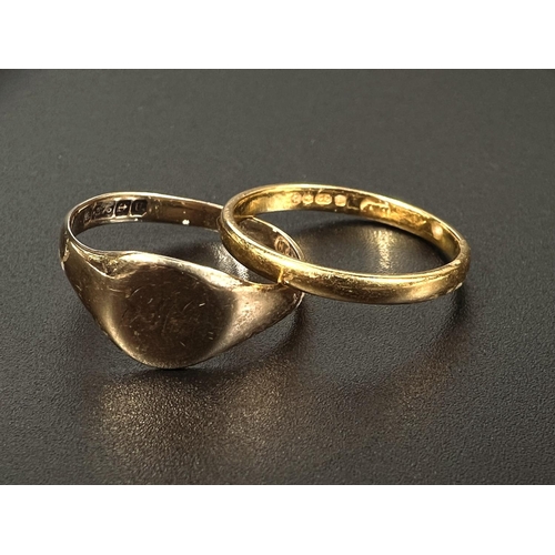 672 - A 9 carat hallmarked gold signet ring, 2.2gm; a 22 carat hallmarked gold wedding ring, 2.5gm