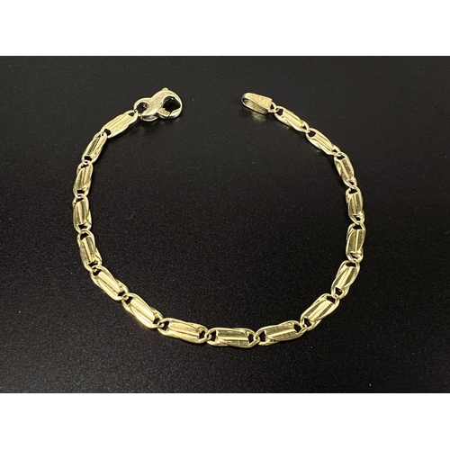 689 - An 18 carat hallmarked gold chain of trombone style links, stamped '750', 10.2gm