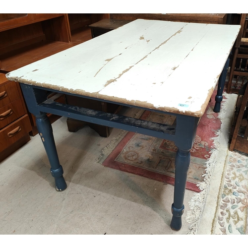 911 - A painted pine kitchen table with turned legs (no drawer) 151x90x75cm