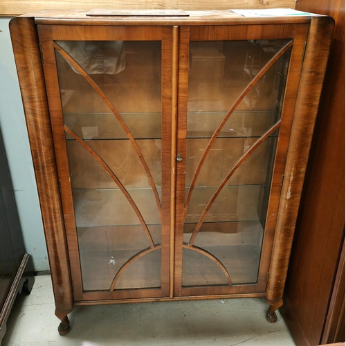 922 - An Art Deco walnut display cabinet with astragal glazed double doors, 91x123cm