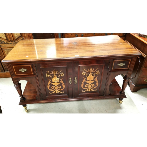 935 - An Edwardian Sheraton period mahogany sideboard with twin side drawers and open shelves below, the c... 