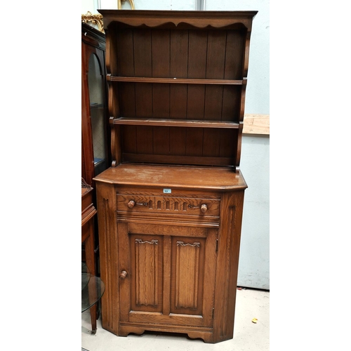 984 - A small reproduction oak Welsh dresser with 2 height delft rack over drawer and cupboard