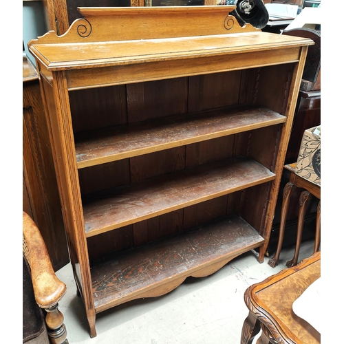 985 - An early 20th century 3 height oak bookcase