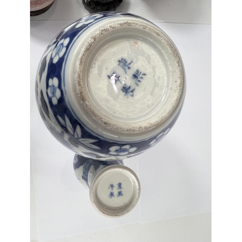 400 - A Chinese double gourde vase in blue and white decorated with dragons, four character mark to base, ... 