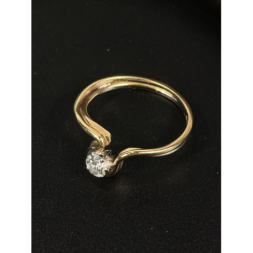 673 - An 18 carat hallmarked gold solitaire ring in drop setting, the diamond 3mm approx, 2.7gm gross weig... 