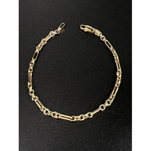 768 - A hallmarked 9ct gold bracelet (stamped 9ct) formed from alternating long and triple links  4.1 gm