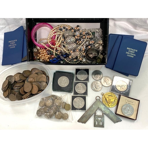 51 - GB:  a quantity of copper coins; 2 masonic badges various crowns; a quantity of costume jewelle... 