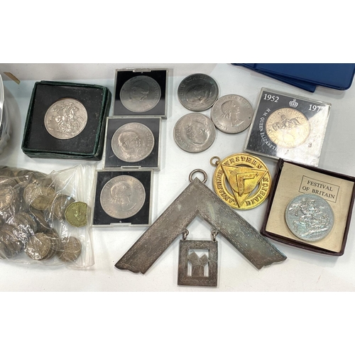 51 - GB:  a quantity of copper coins; 2 masonic badges various crowns; a quantity of costume jewelle... 