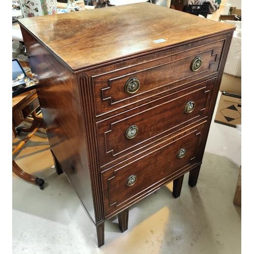 937 - A Georgian mahogany commode cabinet with hinged lid, 3 false drawer fascias and pull out lower secti... 