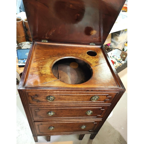 937 - A Georgian mahogany commode cabinet with hinged lid, 3 false drawer fascias and pull out lower secti... 