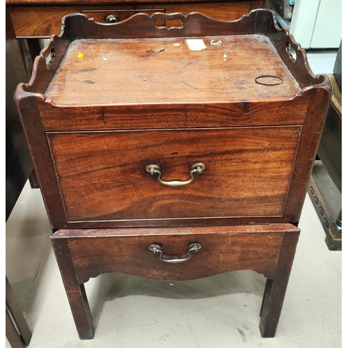 986 - A Georgian mahogany tray top night stand with drawer and pull-out commode