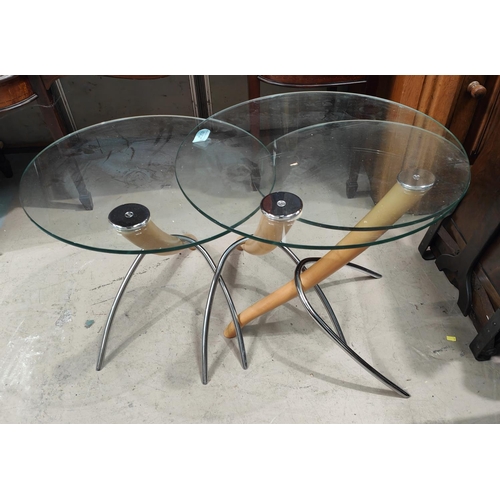 872 - A nest of three modern circular glass and chrome tables