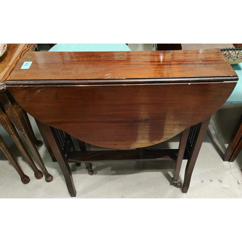 916 - An early 20th century scalloped oval mahogany Sutherland table