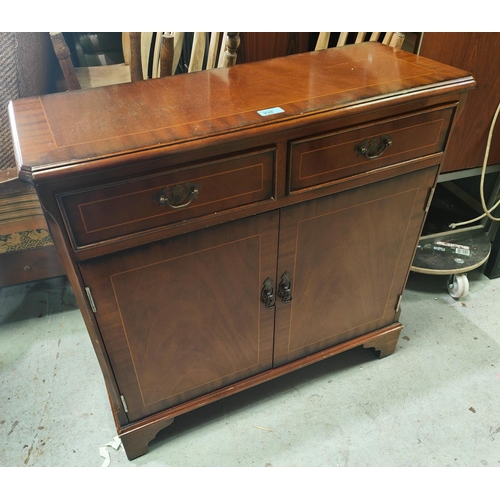 938 - A small reproduction mahogany side cabinet with 2 drawers and 2 cupboards