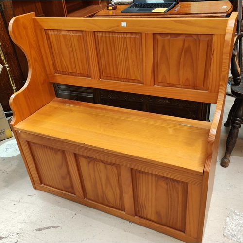 946 - A modern pine box seat settle