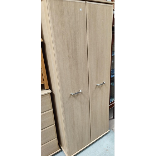 947 - A modern pine light wood effect 3 piece bedroom suite comprising of double wardrobe and 2 chests of ... 