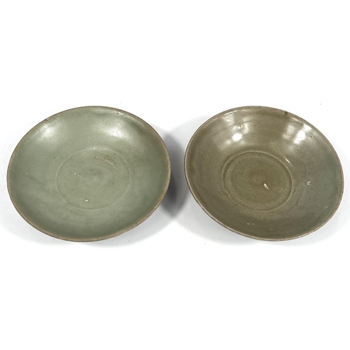 356E - A matched pair of Chinese Sung Dynasty celadon dishes with paternation to underside, diameter 15cm, ... 