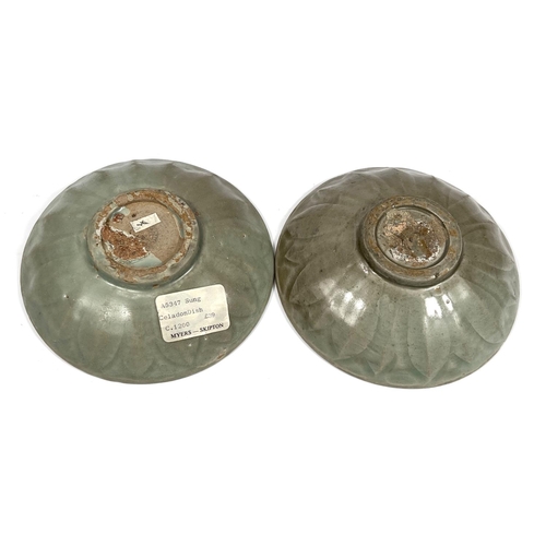 356E - A matched pair of Chinese Sung Dynasty celadon dishes with paternation to underside, diameter 15cm, ... 