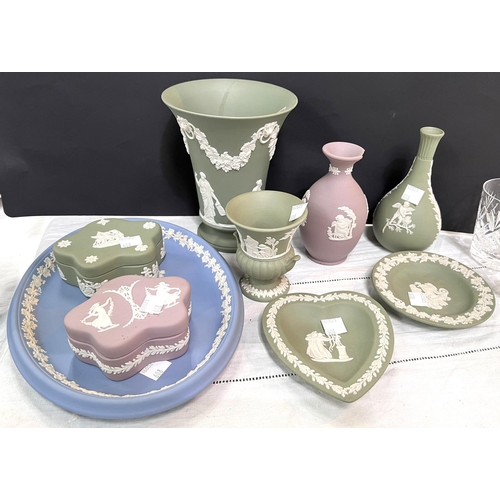 608 - 9 pieces of Wedgwood Jasperware, various colours