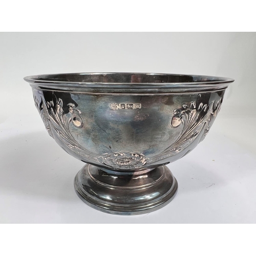 737 - A pedestal rose bowl with embossed acanthus and flower head decoration, Sheffield 1904, 11.5oz, diam... 