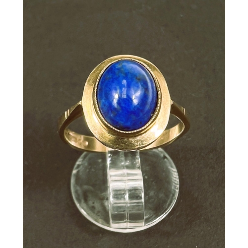 607 - A 9ct gold cabochon lapis lazuli set ring, 2.6gms.