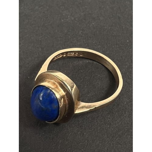 607 - A 9ct gold cabochon lapis lazuli set ring, 2.6gms.