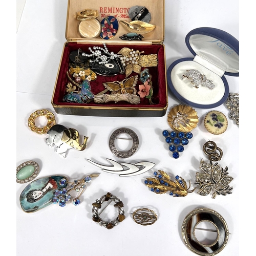 610 - A mixed selection of vintage and other brooches and clips including a Norwegian silver and white ena... 