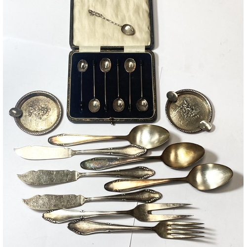 696 - A cased set of six hall marked silver coffee bean spoons, Sheffield 1922, two white metal ashtrays o... 