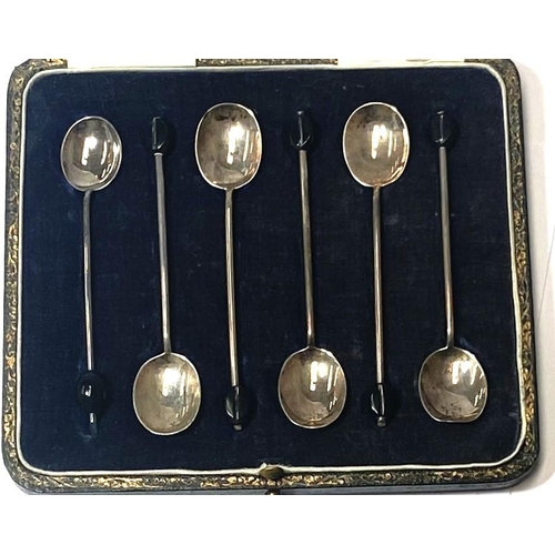 696 - A cased set of six hall marked silver coffee bean spoons, Sheffield 1922, two white metal ashtrays o... 