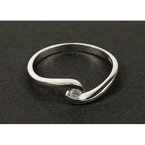 715 - A 9ct white gold single stone ring with split shank, size M/N