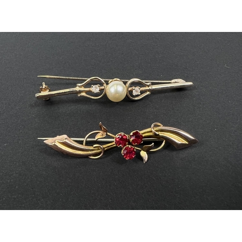 735 - Two yellow metal bar brooches, one with pink stones, one with synthetic pearl (5.1gms)