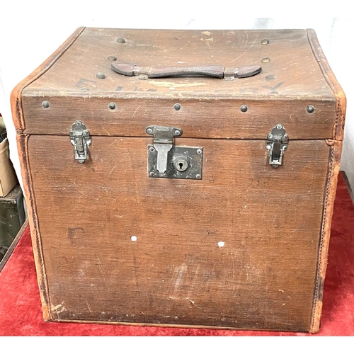 49 - A vintage leather George Henry Lee, Liverpool travel box