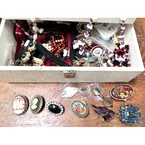 653 - A selection of costume jewellery, brooches, cameos, necklaces etc