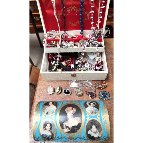 653 - A selection of costume jewellery, brooches, cameos, necklaces etc