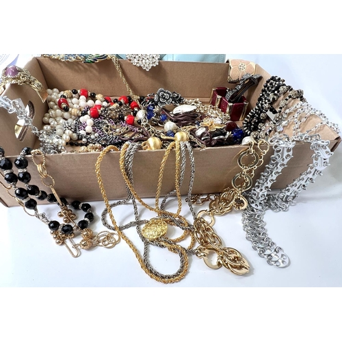 678 - A selection of dress bags and costume jewellery